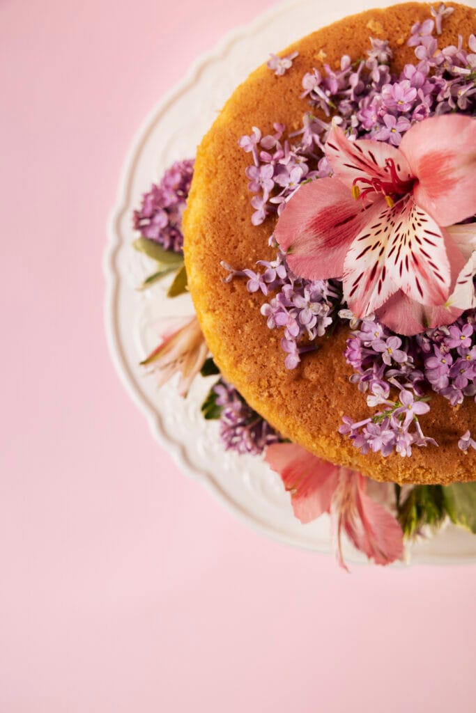 concept-elegant-d-eco-food-avec-des-fleurs-en-gateau